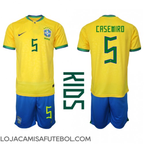 Camisa de Futebol Brasil Casemiro #5 Equipamento Principal Infantil Mundo 2022 Manga Curta (+ Calças curtas)